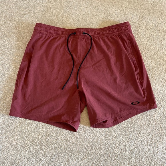 Men’s Oakley Performance Fit Shorts Large 6” Inseam Burgundy - Picture 1 of 5